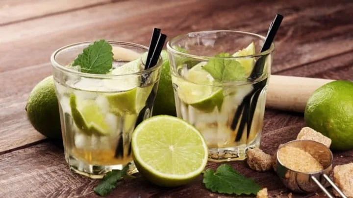 Receita de Caipirinha de Saquê com Limão e Manjericão