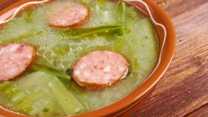 Receita de Caldo Verde com Paio e Calabresa
