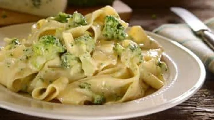 Receita de Macarrão com Creme de Leite e Brócolis