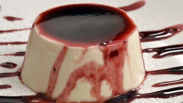 Receita de Pudim de Iogurte com Calda de Morango