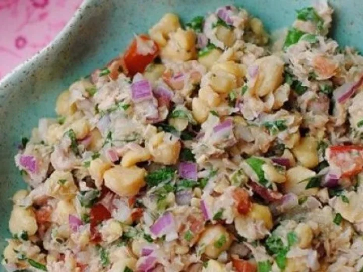 Salada de Grão de Bico com Atum