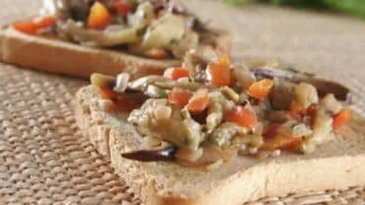 Receita de Torradas com Antepasto de Berinjela e Pimentão