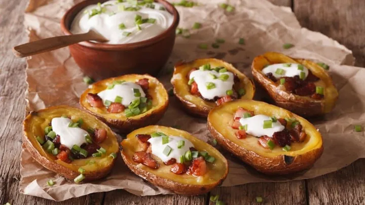 Receita de Batatas Cozidas com Molho de Requeijão e Bacon