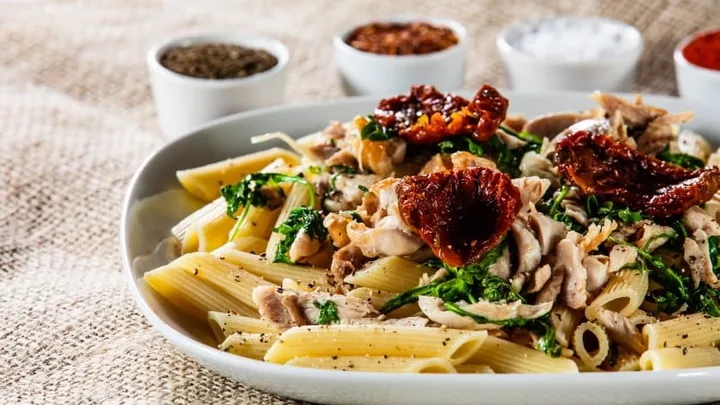 Receita de Penne com Tomate Seco e Rúcula