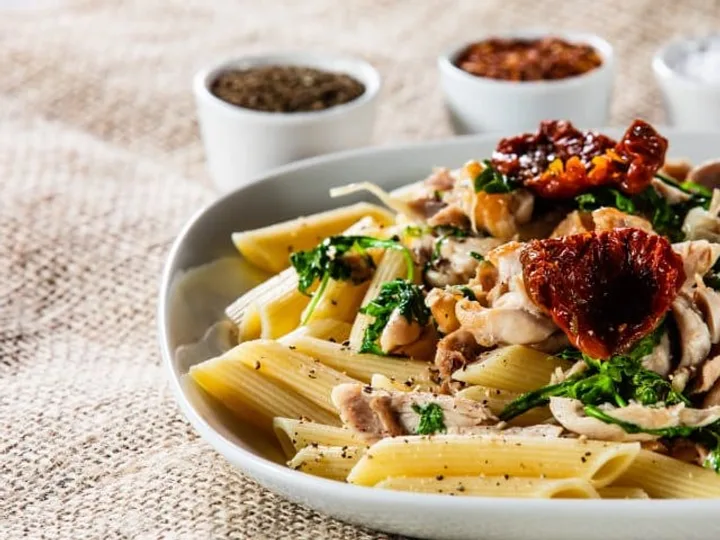 Penne com Tomate Seco e Rúcula