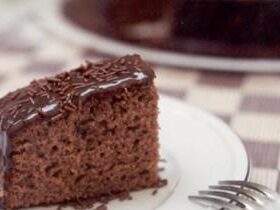 Receita de Bolo de Chocolate Simples, enviada por Adege Adalgisa - Prazer à Mesa