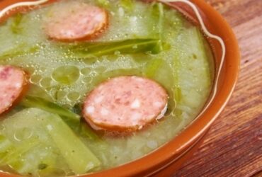 Receita de Caldo Verde com Paio e Calabresa, enviada por Adege Adalgisa - Prazer à Mesa