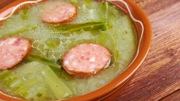 Receita de Caldo Verde com Paio e Calabresa, enviada por Adege Adalgisa - Prazer à Mesa