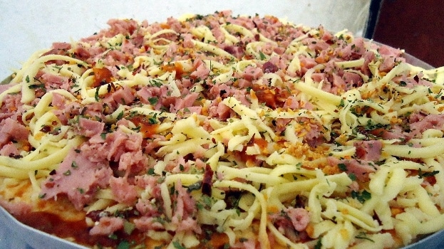 Receita de Pizza de Presunto e Mussarela, enviada por Adege Adalgisa - Prazer à Mesa