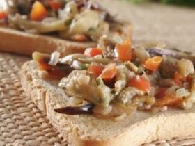 Receita de Torradas com Antepasto de Berinjela e Pimentão, enviada por Adege Adalgisa - Prazer à Mesa